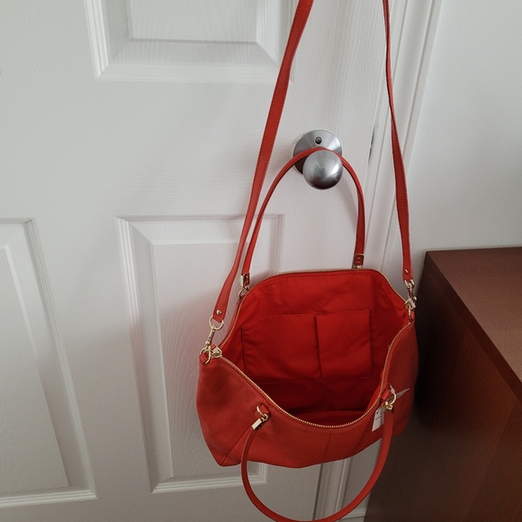 COACH WOMAN BRAND NEW LEATHER RED BAG WITH GOLD ZIPPER , SIZE MEDIUM - Picture 3 of 5